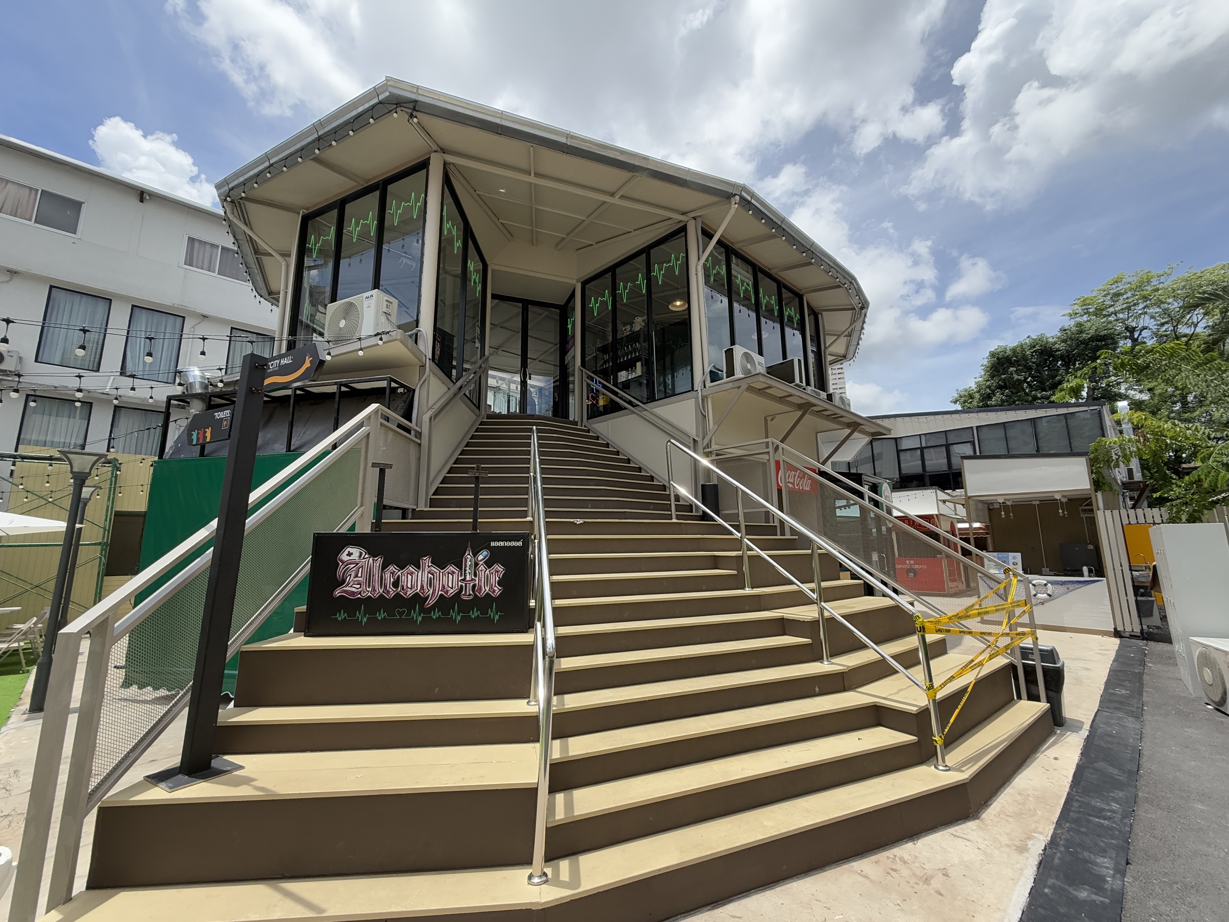 Alcoholic Thailand 外観（昼）