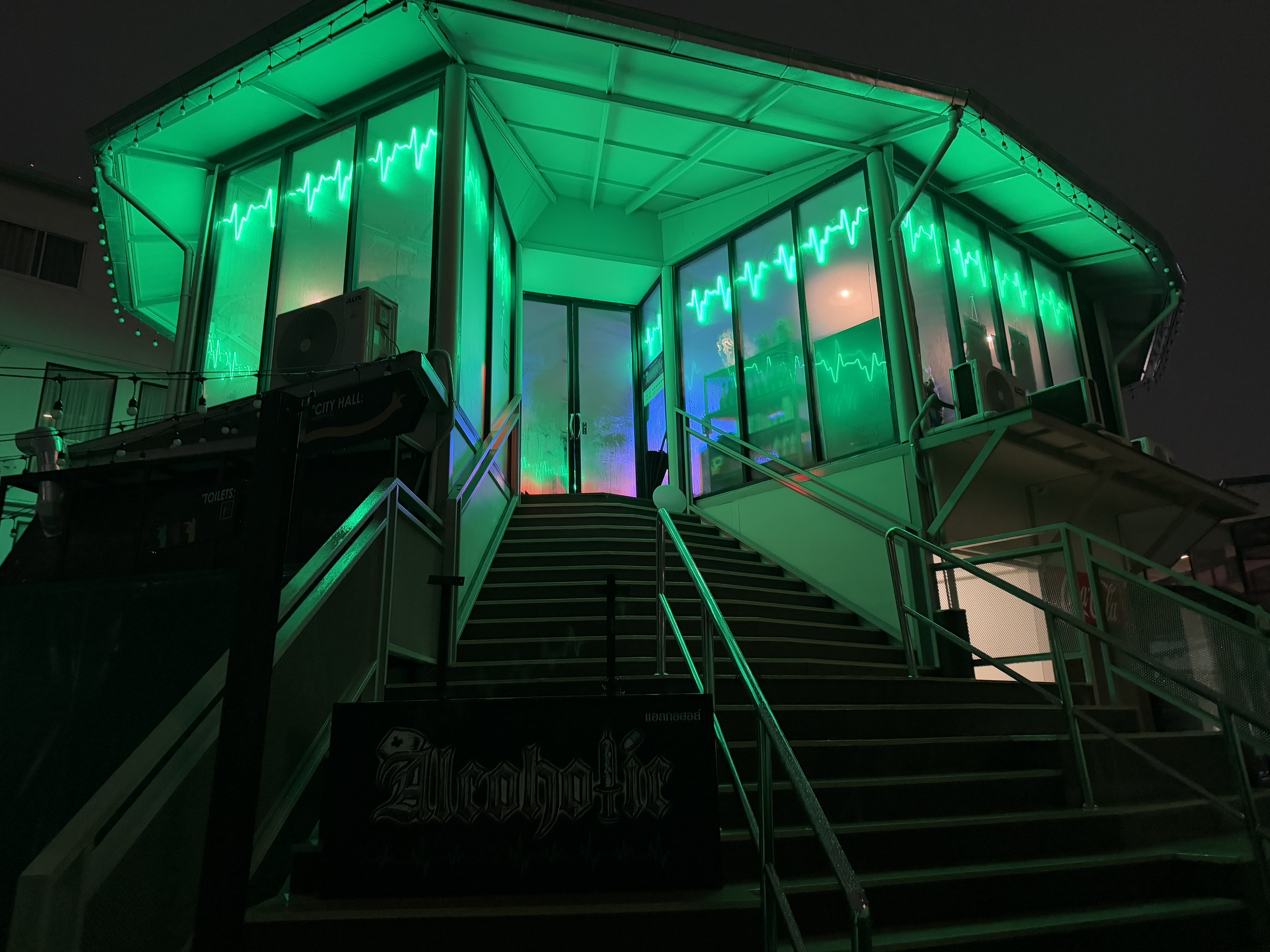 Alcoholic Thailand 外観（夜・ネオン）